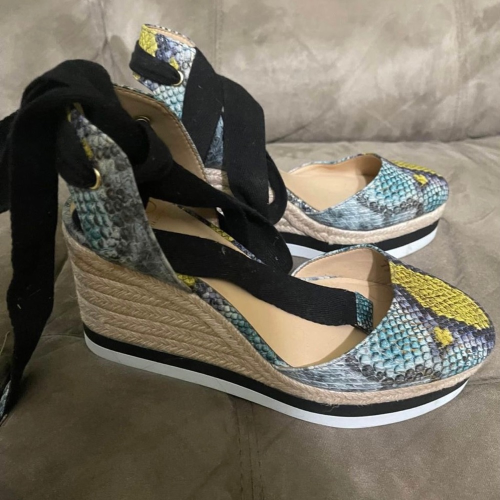 Jennifer Lopez espadrille wedge sandals size 8.5, eye catching ankle wrap
